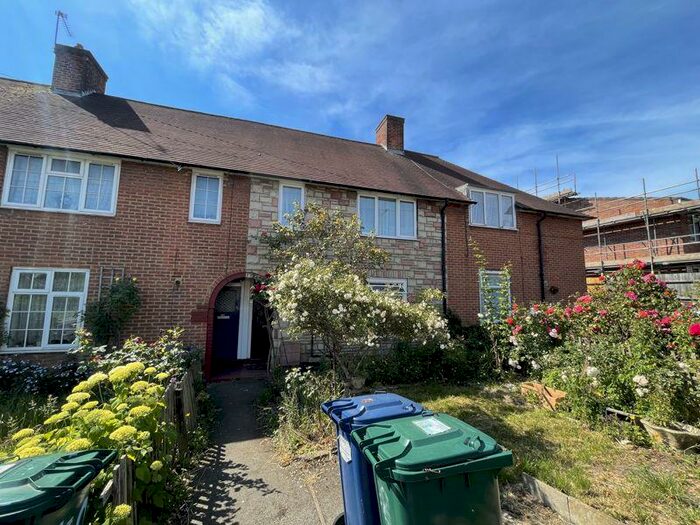 Houses for sale & to rent in HA8 9UX, St Margarets Road, Edgware Edgware