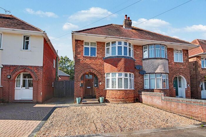 3 Bedroom Semi-Detached House For Sale In Temple Gardens, Woolston, SO19