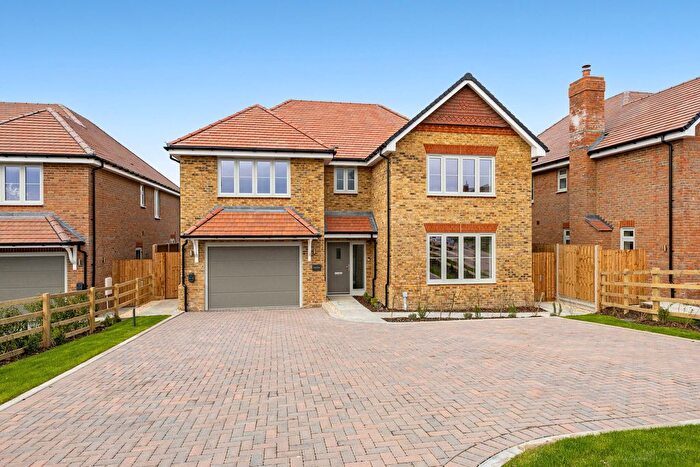 4 Bedroom Detached House For Sale In Westfield Road, Aylesbury, HP18