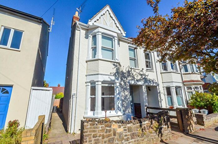 1 Bedroom Flat For Sale In Lansdowne Avenue, Leigh-On-Sea, SS9