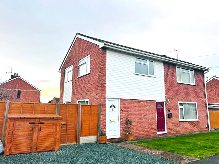 2 Bedroom Maisonette For Sale In Chestnut Close, Evesham, WR11