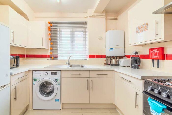 4 Bedroom Flat To Rent In Lorraine Court, Lewis Street, Camden, NW1