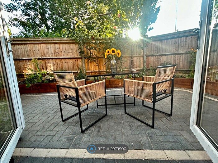 1 Bedroom Flat To Rent In Ivybridge Close, Twickenham, TW1