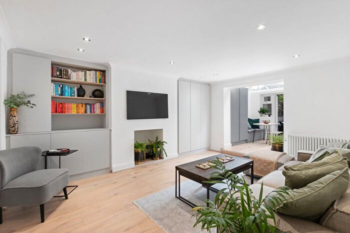 2 Bedroom Flat For Sale In Godolphin Road, Shepherd's Bush, London, W12