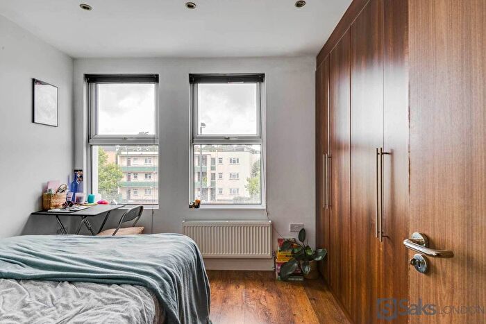 3 Bedroom Flat To Rent In Ritherdon Road, Tooting Bec, London, SW17