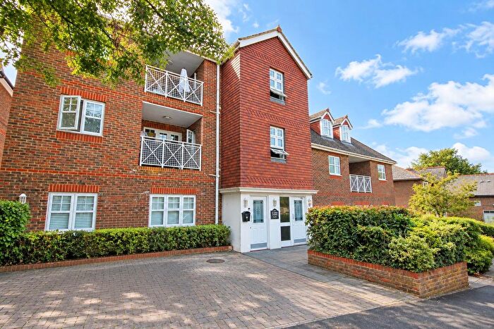 1 Bedroom Flat To Rent In Emlyn Lane, Leatherhead, KT22