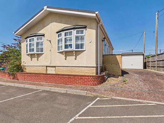 1 Bedroom Park Home For Sale In Elm Grove Park, Thatcham, RG18