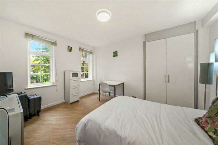 Flat To Rent In Langford Court, Abbey Road, NW8