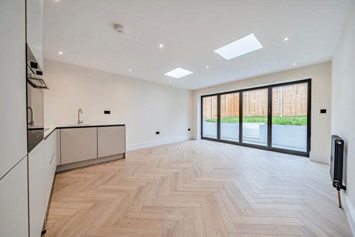 3 Bedroom Apartment For Sale In Embleton Road, London, SE13