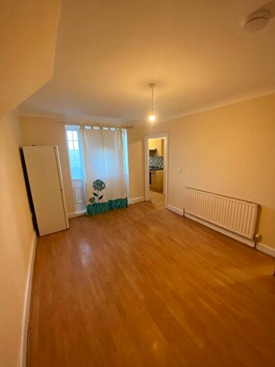 2 Bedroom Flat To Rent In High Street, Ilford, IG6