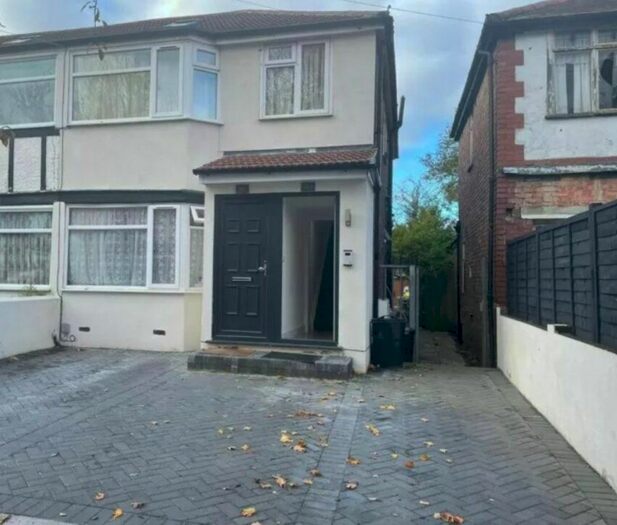 2 Bedroom Flat To Rent In Whittington Avenue, Hayes, UB4