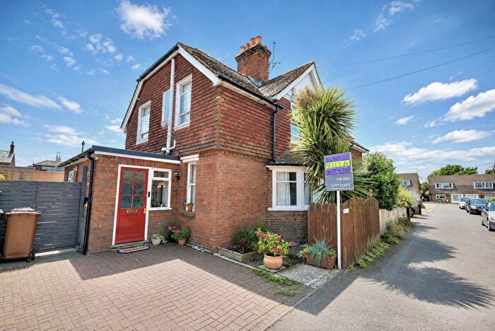 3 Bedroom Semi-Detached House For Sale In Western Avenue, Hawkhurst, TN18