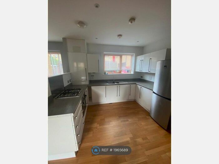 2 Bedroom Flat To Rent In Gores Court, Romford, RM3