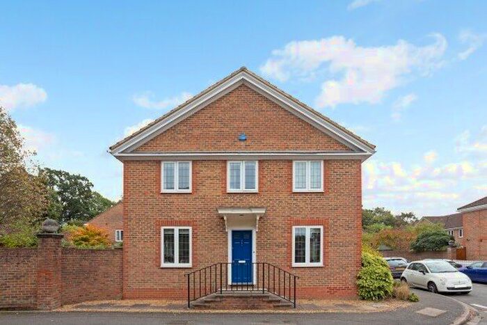 4 Bedroom Property To Rent In Rosslyn Park, Weybridge, KT13