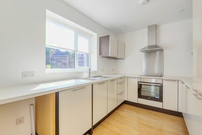 3 Bedroom Semi-Detached House To Rent In Leith Hill, Orpington, BR5