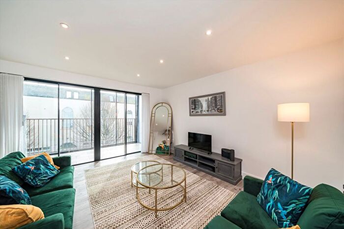 2 Bedroom Flat To Rent In Coomer Place, London, SW6