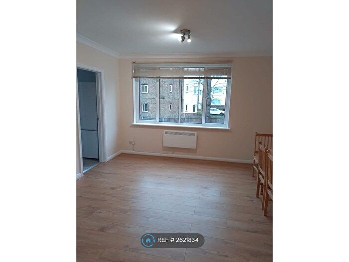1 Bedroom Flat To Rent In Canberra Close, Hendon, NW4