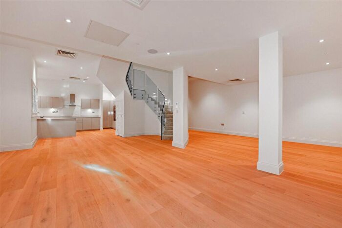 2 Bedroom Duplex To Rent In Victoria Street, Windsor, Berkshire, SL4