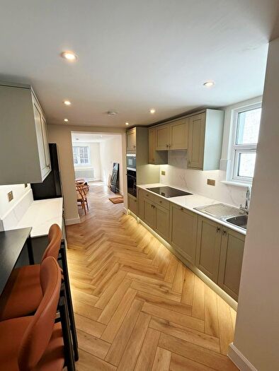 2 Bedroom Flat To Rent In Uxbridge Road, Shephards Bush, W12