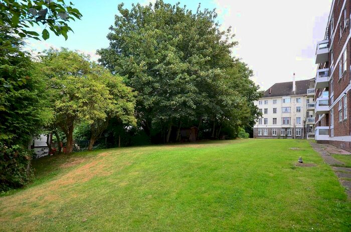 Studio To Rent In Hanger Lane, Ealing, London, W5