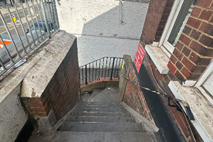 2 Bedroom Flat To Rent In Crown Terrace, Cricklewood Lane, London, NW2