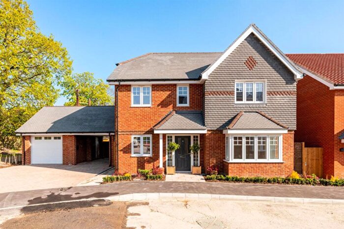 4 Bedroom Detached House For Sale In The Meadow, Swallowfield, RG7