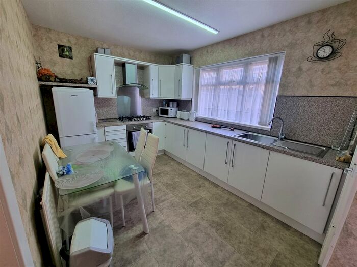 2 Bedroom End Of Terrace House To Rent In Upper Woodlands Road, Bradford, BD8