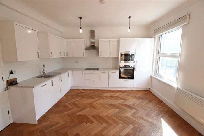 3 Bedroom Flat To Rent In High Road Leytonstone, E11