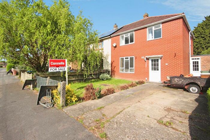 3 Bedroom Semi Detached House For Sale In Burns Avenue, Warwick, CV34