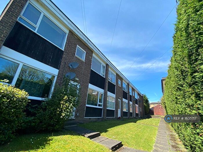 2 Bedroom Flat To Rent In Grove House Court, Leeds, LS8