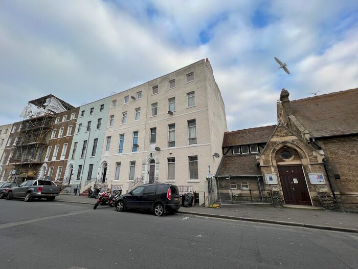 2 Bedroom Flat To Rent In Union Crescent, Margate, CT9