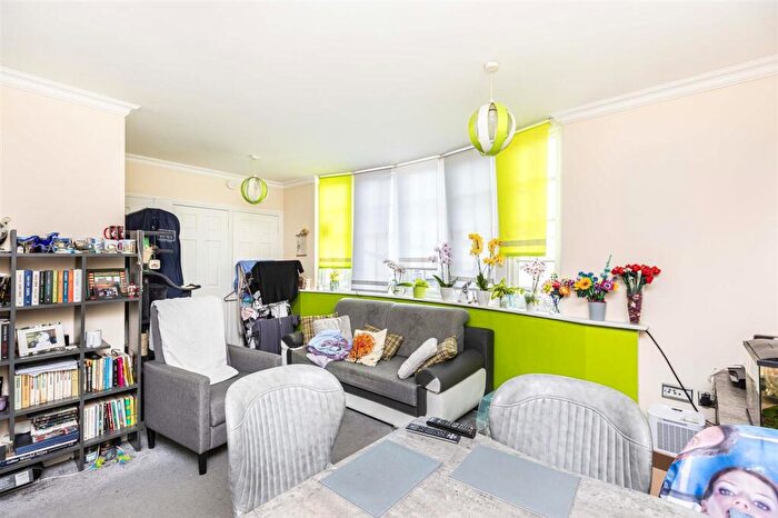 2 Bedroom Flat For Sale In Christchurch Road, Bournemouth, BH1