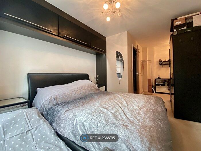 2 Bedroom Flat To Rent In Bole Court, Enfield, EN2