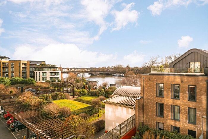 1 Bedroom Flat For Sale In Kew Bridge Road, Brentford, TW8