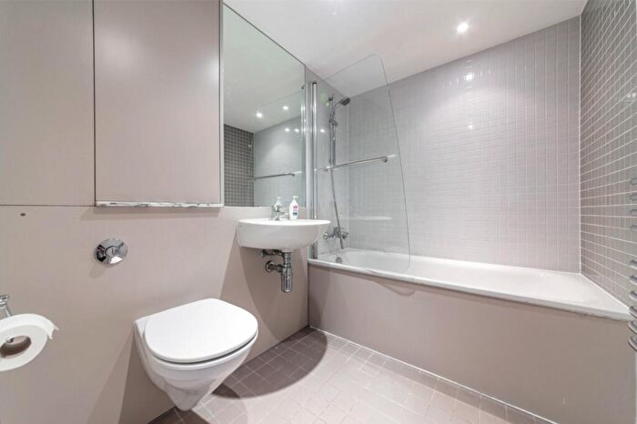 2 Bedroom Flat To Rent In Arizona Building, Deals Gateway, London, SE13