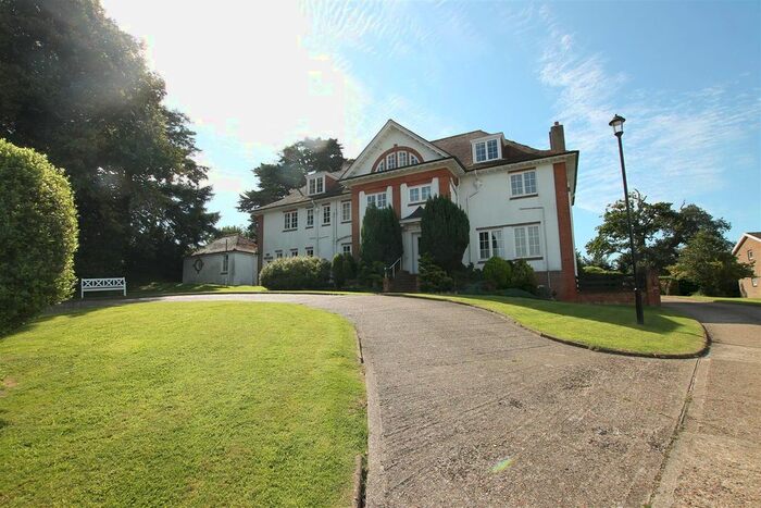 3 Bedroom Flat To Rent In High Salterns, Seaview, PO34