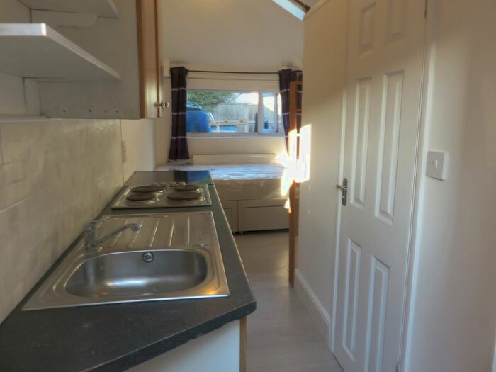 Studio To Rent In Hendon Way, London, NW2