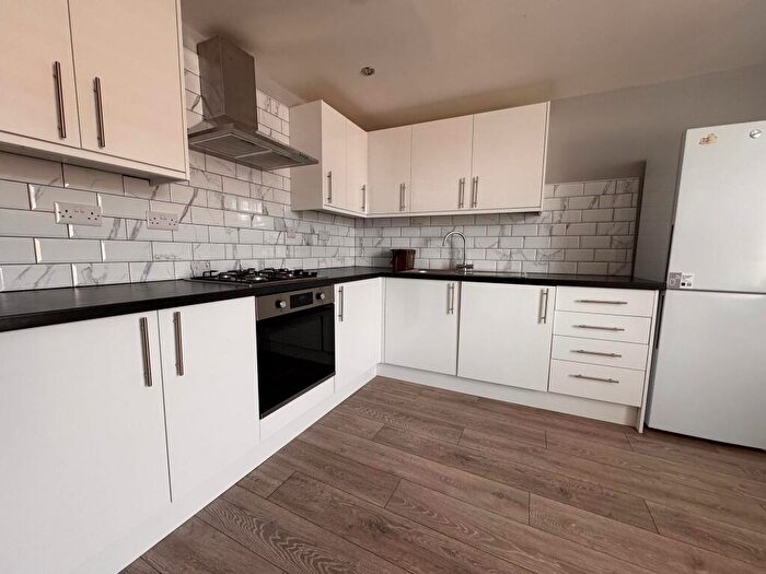 3 Bedroom Flat To Rent In Woodville Road, Cathays, Cardiff, CF24