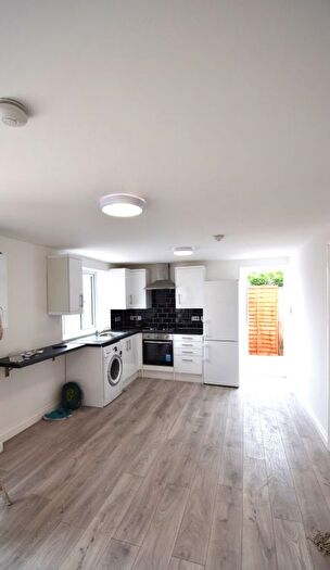3 Bedroom Flat To Rent In Eleanor Gardens, Dagenham, RM8
