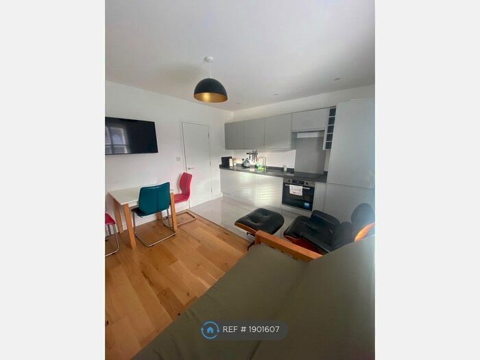 2 Bedroom Flat To Rent In Whitehawk Road, Brighton, BN2