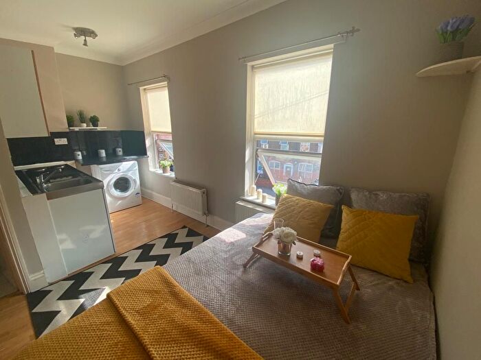 Studio To Rent In Dallow Road, Luton, LU1