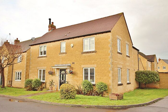 4 Bedroom Detached House For Sale In Cedar Road, Carterton, OX18