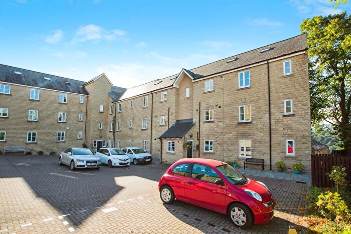 2 Bedroom Apartment For Sale In Ravenscliffe Close, Skircoat Green, Halifax, HX3
