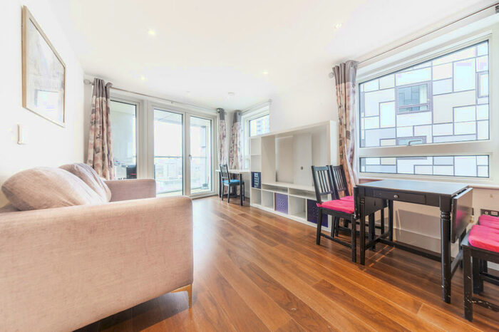 2 Bedroom Apartment To Rent In Lincoln Plaza, London, E14