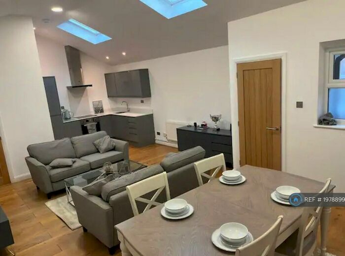 2 Bedroom Bungalow To Rent In Beacon Mews, Weybridge, KT13