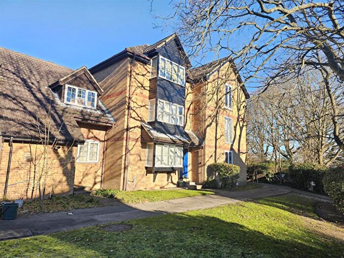 Studio To Rent In Williams Close, Addlestone, KT15