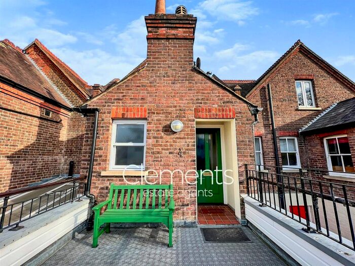 2 Bedroom Maisonette To Rent In Avia Close, Hemel Hempstead HP3