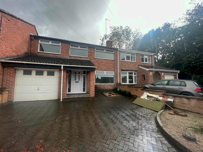 4 Bedroom Semi-Detached House To Rent In Bardolph Close, Swadlincote, DE11