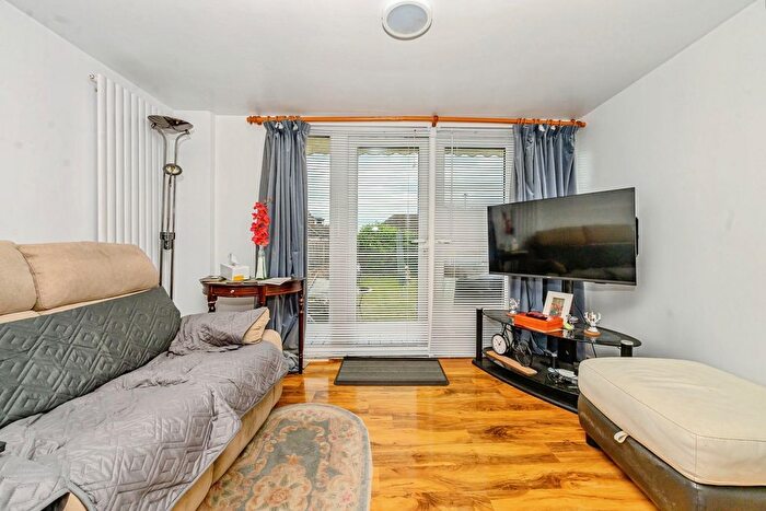 2 Bedroom Bungalow For Sale In Gooseberry Hill, Luton, Bedfordshire, LU3