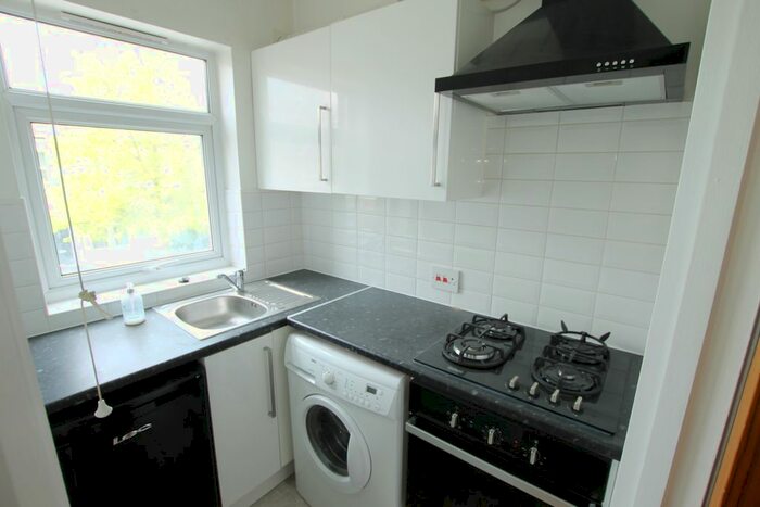 1 Bedroom Flat To Rent In Vernon Avenue, London, SW20